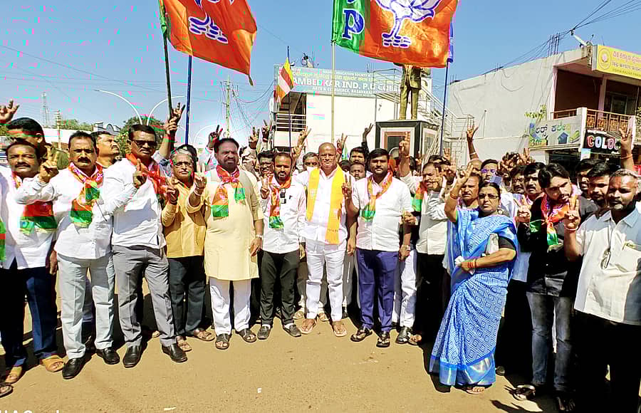 <div class="paragraphs"><p>ಬಸವಕಲ್ಯಾಣದ ಡಾ.ಅಂಬೇಡ್ಕರ್ ವೃತ್ತದಲ್ಲಿ ಬಿಹಾರ ಚುನಾವಣೆಯಲ್ಲಿ ಬಿಜೆಪಿ ಬಹುಮತ ಪಡೆದಿರುವುದಕ್ಕಾಗಿ ಆಯೋಜಿಸಿದ್ದ ಸಂಭ್ರಮಾಚರಣೆಯಲ್ಲಿ ಶಾಸಕ ಶರಣು ಸಲಗರ ಮತ್ತಿತರರು ಪಾಲ್ಗೊಂಡಿದ್ದರು</p></div>