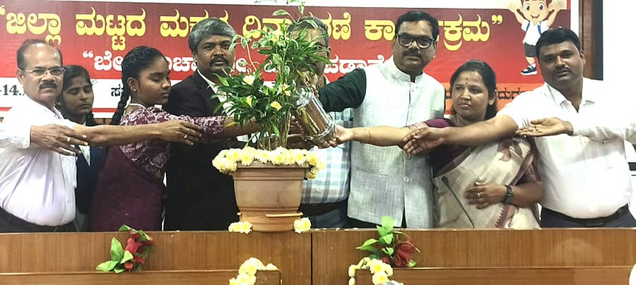 ಚಿತ್ರದುರ್ಗದಲ್ಲಿ ಶುಕ್ರವಾರ ಆಯೋಜಿಸಿದ್ದ ಜಿಲ್ಲಾ ಮಟ್ಟದ ಮಕ್ಕಳ ದಿನಾಚರಣೆ ಕಾರ್ಯಕ್ರಮವನ್ನು ಹಿರಿಯ ಸಿವಿಲ್ ನ್ಯಾಯಾಧೀಶ ಎಂ.ವಿಜಯ್ ಉದ್ಘಾಟಿಸಿದರು