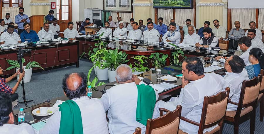 ಬೆಂಗಳೂರಿನಲ್ಲಿ ಶುಕ್ರವಾರ ನಡೆದ ಐಸಿಸಿ ಸಲಹಾ ಸಮಿತಿ ಸಭೆಯಲ್ಲಿ ಜಲಸಂಪನ್ಮೂಲ ಸಚಿವ ಡಿ.ಕೆ. ಶಿವಕುಮಾರ್, ಐಸಿಸಿ ಸಲಹಾ ಸಮಿತಿ ಅಧ್ಯಕ್ಷ ಶಿವರಾಜ ತಂಗಡಗಿ, ಸಚಿವರು, ಶಾಸಕರು ಪಾಲ್ಗೊಂಡಿದ್ದರು