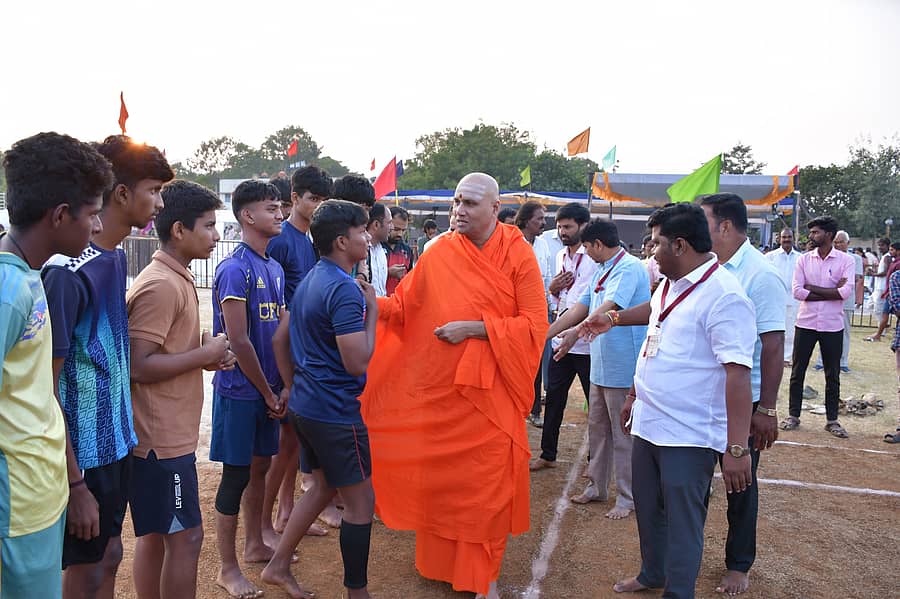 ಸ್ವದೇಶಿ ಮೇಳದ ಅಂಗವಾಗಿ ಶುಕ್ರವಾರ ಆರಂಭಗೊಂಡ ಸ್ವದೇಶಿ ಕಪ್ ಕಬಡ್ಡಿ ಕ್ರೀಡಾಕೂಟಕ್ಕೆ ಹೊಸದುರ್ಗದ ಭಗೀರಥ ಗುರುಪೀಠದ ಪುರುಷೋತ್ತಮಾನಂದ ಪುರಿ ಸ್ವಾಮೀಜಿ ಚಾಲನೆ ನೀಡಿದರು
