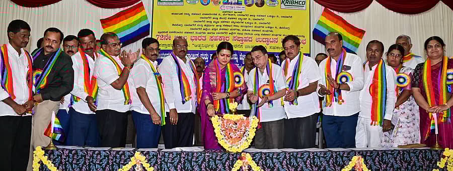 ದಾವಣಗೆರೆಯ ಸದ್ಯೋಜಾತ ಮಠದ ಸಭಾಂಗಣದಲ್ಲಿ ಶುಕ್ರವಾರ ಆಯೋಜಿಸಿದ್ದ ಸಹಕಾರ ಸಪ್ತಾಹವನ್ನು ಸಂಸದೆ ಡಾ. ಪ್ರಭಾ ಮಲ್ಲಿಕಾರ್ಜುನ್ ಉದ್ಘಾಟಿಸಿದರು –ಪ್ರಜಾವಾಣಿ ಚಿತ್ರ