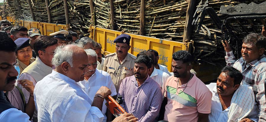 ಮಹಾಲಿಂಗಪುರ ಸಮೀಪದ ಸಮೀರವಾಡಿಯ ಗೋದಾವರಿ ಸಕ್ಕರೆ ಕಾರ್ಖಾನೆ ಕೇನ್ಯಾರ್ಡ್ಗೆ ಭೇಟಿ ನೀಡಿದ ಸಚಿವರಾದ ಶಿವಾನಂದ ಪಾಟೀಲ ಹಾಗೂ ಆರ್.ಬಿ.ತಿಮ್ಮಾಪುರ ಬೆಂಕಿಗೆ ಆಹುತಿಯಾದ ಟ್ರ್ಯಾಕ್ಟರ್ ಮಾಲೀಕರ ಅಹವಾಲು ಆಲಿಸಿದರು