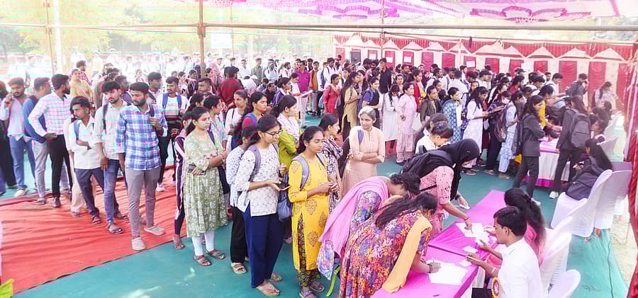 ತುಮಕೂರು ವಿ.ವಿ.ಯಲ್ಲಿ ಶುಕ್ರವಾರ ನಡೆದ ಉದ್ಯೋಗ ಮೇಳದಲ್ಲಿ ಉದ್ಯೋಗ ಆಕಾಂಕ್ಷಿಗಳು ಹೆಸರು ನೋಂದಾಯಿಸಿಕೊಂಡರು