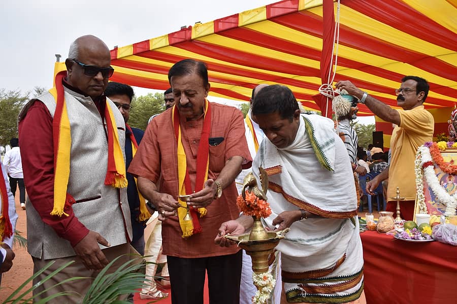 ನಾಗಾರ್ಜುನ ಸಮೂಹ ಶಿಕ್ಷಣ ಸಂಸ್ಥೆ ಆವರಣದಲ್ಲಿ ‘ಪ್ರಜಾವಾಣಿ’ ಸಹಯೋಗದಲ್ಲಿ ಆಯೋಜಿಸಿದ್ದ ಕರ್ನಾಟಕ ರಾಜ್ಯೋತ್ಸವ ಕಾರ್ಯಕ್ರಮವನ್ನು ಗಣ್ಯರು ದೀಪ ಹಚ್ಚುವ ಮೂಲಕ ಉದ್ಘಾಟಿಸಿದರು