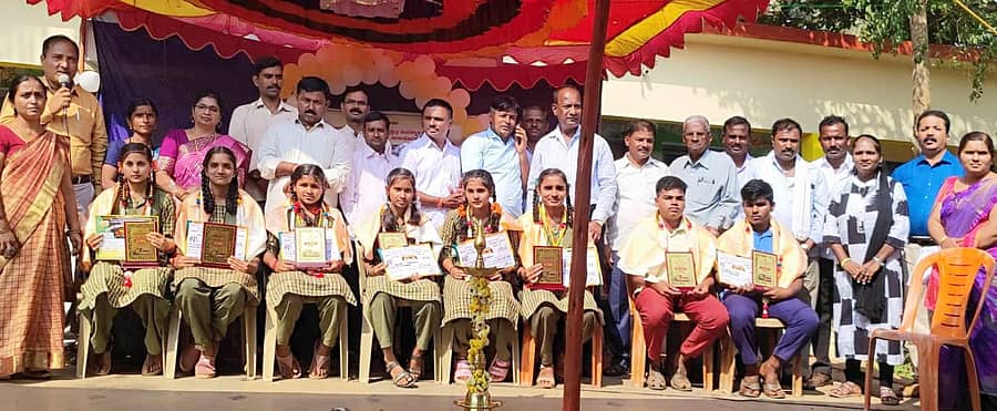 <div class="paragraphs"><p>ಶಿಗ್ಗಾವಿ ತಾಲ್ಲೂಕಿನ ನಾರಾಯಣಪುರ ಗ್ರಾಮದ ಪಬ್ಲಿಕ್ ಸ್ಕೂಲದಲ್ಲಿ ಶುಕ್ರವಾರ ಮಕ್ಕಳ ದಿನಾಚರಣೆ ಅಂಗವಾಗಿ ಸಾಧನೆ ಮಾಡಿದ ಮಕ್ಕಳನ್ನು ಸನ್ಮಾನಿಸಿ ಗೌರವಿಸಿದರು.</p></div>