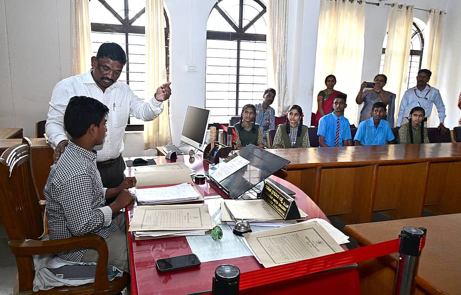 <div class="paragraphs"><p>ಹುಬ್ಬಳ್ಳಿಯ ಶಹರ ತಹಶೀಲ್ದಾರ್‌ ಕಚೇರಿಯಲ್ಲಿ ಶುಕ್ರವಾರ ಮಕ್ಕಳನ್ನು ತಹಶೀಲ್ದಾರ್‌ ಖುರ್ಚಿಯಲ್ಲಿ ಕುಳ್ಳಿರಿಸಿ ಮಕ್ಕಳ ದಿನ ಆಚರಿಸಲಾಯಿತು ಶಹರ ತಹಶೀಲ್ದಾರ್‌ ಮಹೇಶ ಗಸ್ತಿ ಹಾಜರಿದ್ದರು </p></div>