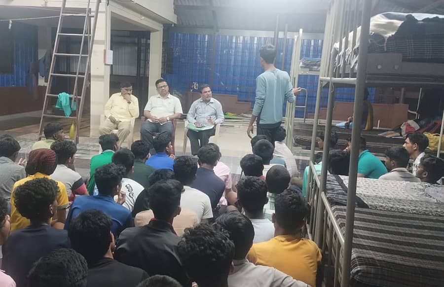 ವಸತಿ ನಿಲಯಗಳಲ್ಲಿ ಆಗುತ್ತಿರುವ ಸಮಸ್ಯೆಗಳ ಬಗ್ಗೆ ವಿದ್ಯಾರ್ಥಿಗಳು ಅಧಿಕಾರಿಗಳ ಗಮನ ಸೆಳೆದರು