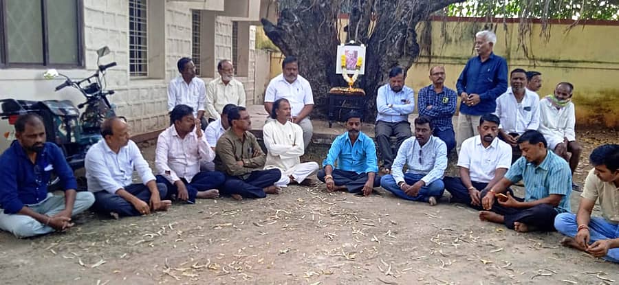 ಸಾಲುಮರದ ತಿಮ್ಮಕ್ಕ ಅವರ ನಿಧನಕ್ಕೆ ಕುಷ್ಟಗಿ ಮೀಡಿಯಾ ಕ್ಲಬ್ ವತಿಯಿಂದ ನಡೆದ ಶ್ರದ್ಧಾಂಜಲಿ ಸಭೆಯಲ್ಲಿ ಗಣ್ಯರು ಪಾಲ್ಗೊಂಡಿದ್ದರು