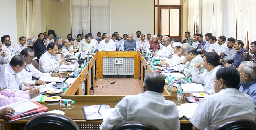 ಬೆಂಗಳೂರಿನಲ್ಲಿ ಶುಕ್ರವಾರ ನಡೆದ ಐಸಿಸಿ ಸಭೆಯಲ್ಲಿ ಭಾಗವಹಿಸಿದ ಸಚಿವರು ಹಾಗೂ ಅಧಿಕಾರಿಗಳು