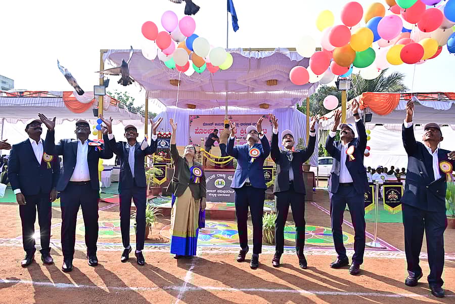 <div class="paragraphs"><p>ಹುಬ್ಬಳ್ಳಿಯ ಹಳೇ ಸಿಎಆರ್ ಮೈದಾನದಲ್ಲಿ ಶುಕ್ರವಾರ ಹು–ಧಾ ಮಹಾನಗರ ಪೊಲೀಸ್ ವಾರ್ಷಿಕ ಕ್ರೀಡಾಕೂಟಕ್ಕೆ ಜಿಲ್ಲಾ ಪ್ರಧಾನ ಹಾಗೂ ಸೆಷನ್ಸ್ ನ್ಯಾಯಾಧೀಶೆ ಬಿ.ಎಸ್. ಭಾರತಿ ಚಾಲನೆ ನೀಡಿದರು. ಕಮಿಷನರ್ ಎನ್. ಶಶಿಕುಮಾರ್ ಹಾಗೂ ಇತರ ಅಧಿಕಾರಿಗಳು ಪಾಲ್ಗೊಂಡಿದ್ದರು </p></div>