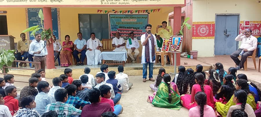 ಹೊನ್ನಾಳಿ ಸರ್ಕಾರಿ ಪದವಿಪೂರ್ವ ಕಾಲೇಜಿನಲ್ಲಿ ಜಿ.ಬಿ. ವಿನಯಕುಮಾರ್ ಅವರು ವಿದ್ಯಾರ್ಥಿಗಳೊಂದಿಗೆ ಸಂವಾದ ನಡೆಸಿದರು