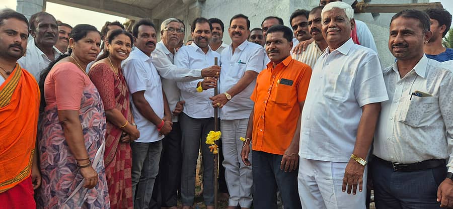 ಕೆ.ಆರ್.ನಗರ ತಾಲ್ಲೂಕಿನ ಲಾಲನಹಳ್ಳಿ ಗ್ರಾಮದಲ್ಲಿ ಸಿದ್ದೇಶ್ವರಸ್ವಾಮಿ ದೇವಾಲಯದ ಕಾಂಪೌಂಡ್ ನಿರ್ಮಾಣ ಕಾಮಗಾರಿಗೆ ಶಾಸಕ ಡಿ.ರವಿಶಂಕರ್ ಗುರುವಾರ ಭೂಮಿ ಪೂಜೆ ನೆರವೇರಿಸಿದರು