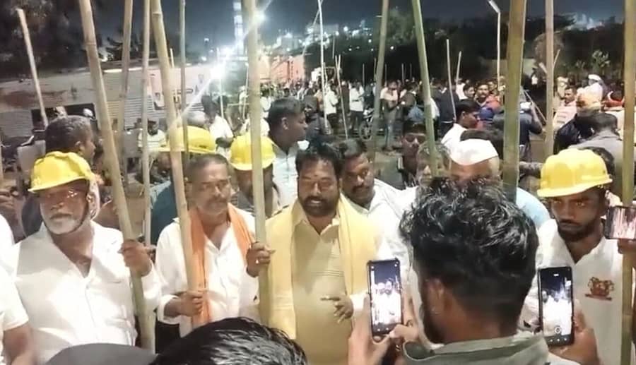 <div class="paragraphs"><p>ಬಾಗಲಕೋಟೆ ಜಿಲ್ಲೆಯ ಜಮಖಂಡಿ ತಾಲ್ಲೂಕಿನ ಹಿಪ್ಪರಗಿಯ ಸಾಯಿಪ್ರಿಯಾ ಕಾರ್ಖಾನೆಯಲ್ಲಿ ಗುರುವಾರ ರಾತ್ರಿ ಬಡಿಗೆ ಹಿಡಿದು ಕಾವಲು ನಿಂತಿರುವುದು</p></div>