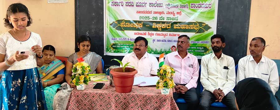ಪಾಂಡವಪುರ ಪಟ್ಟಣದ ಸರ್ಕಾರಿ ಪ್ರೌಢಶಾಲೆಯಲ್ಲಿ ಶುಕ್ರವಾರ ನಡೆದ ಪೋಷಕರ ಮಹಾಸಭೆಯಲ್ಲಿ ವಿದ್ಯಾರ್ಥಿನಿ ಸಂವಿಧಾನ ಪ್ರಸ್ತಾವನೆಯನ್ನು ಓದಿದರು.