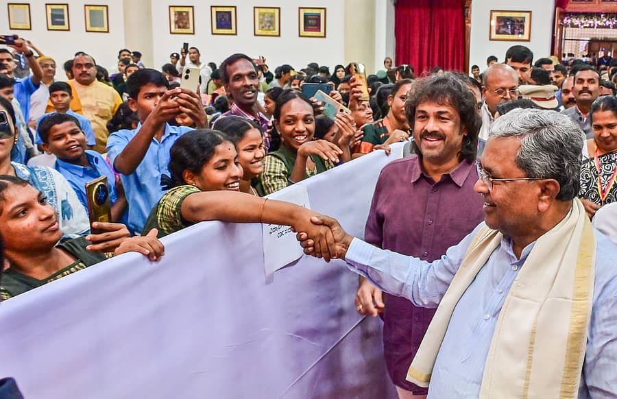 ವಿಧಾನಸೌಧದಲ್ಲಿ ಶುಕ್ರವಾರ ನಡೆದ ಮಕ್ಕಳ ದಿನಾಚರಣೆ ಕಾರ್ಯಕ್ರಮದಲ್ಲಿ ಸಿದ್ದರಾಮಯ್ಯ ಅವರು ಮಕ್ಕಳಿಗೆ ಹಸ್ತಲಾಘವ ಮಾಡಿ, ಶುಭ ಕೋರಿದರು. ಮಧು ಬಂಗಾರಪ್ಪ ಉಪಸ್ಥಿತರಿದ್ದರು.
ಪ್ರಜಾವಾಣಿ ಚಿತ್ರ.