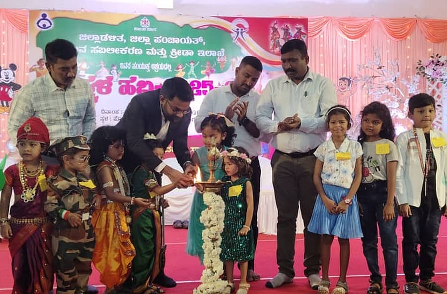 <div class="paragraphs"><p>ಕಾರವಾರದಲ್ಲಿ ಹಮ್ಮಿಕೊಂಡಿದ್ದ ಮಕ್ಕಳ ಹಬ್ಬ ಕಾರ್ಯಕ್ರಮವನ್ನು ಜಿಲ್ಲಾ ಪಂಚಾಯಿತಿ ಸಿಇಒ ಡಾ.ದಿಲೀಷ್ ಶಶಿ ಉದ್ಘಾಟಿಸಿದರು. </p></div>