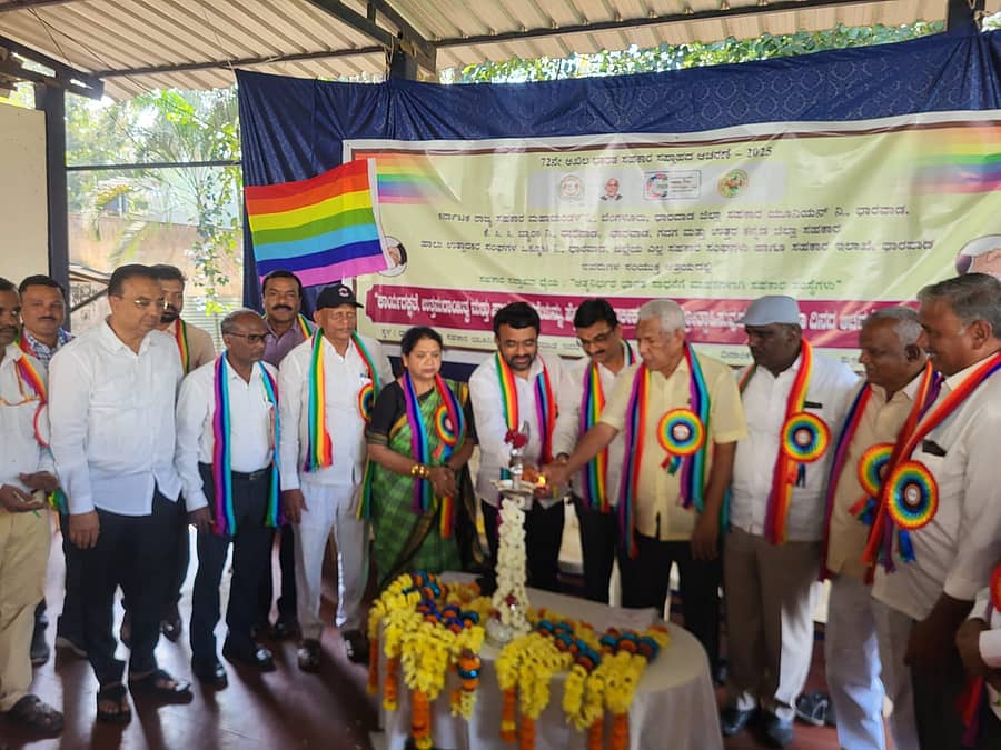 ಧಾರವಾಡದಲ್ಲಿ ನಡೆದ ಅಖಿಲ ಭಾರತ ಸಹಕಾರ ಸಪ್ತಾಹ ಉದ್ಘಾಟನಾ ಸಮಾರಂಭದಲ್ಲಿ ಪ್ರತಾಪ ಅ ಚವಾಣ, ಉಳವಪ್ಪ ದಾಸನೂರ, ಉಮೇಶ ಹೆಬಸೂರ, ಕೆಸಿಸಿ ಬ್ಯಾಂಕ್ ಉಪಾಧ್ಯಕ್ಷ ನಿಂಗನಗೌಡ ಮರಿಗೌಡ್ರ, ಗೀತಾ ಎಸ್. ಕುಂಬಿ, ರಾಮಲಿಂಗಪ್ಪ ನವಲಗುಂದ, ಶ್ರೀನಿವಾಸ ಬೂದಿಹಾಳ, ಕೆಂಪೇಗೌಡ ಆರ್. ಪಾಟೀಲ, ಶರಣಗೌಡ ಬಿ. ಪಾಟೀಲ, ರಾಮಪ್ಪ ಕನಾಜಿ, ಸಹಾಯಕ ನಿಬಂಧಕನಿಂಗರಾಜು ಎಸ್ ಪಾಲ್ಗೊಂಡಿದ್ದರು.