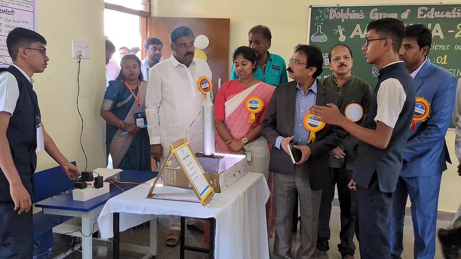 ಶಿಡ್ಲಘಟ್ಟದ ಡಾಲ್ಫಿನ್ ವಿದ್ಯಾಸಂಸ್ಥೆಯಲ್ಲಿ ಶುಕ್ರವಾರ ನಡೆದ ‘ಆರೋಹಣ– ವಿಜ್ಞಾನ ಮತ್ತು ಕುತೂಹಲದೊಂದಿಗೆ ಅಭ್ಯುದಯ’ ಎಂಬ ವಿಜ್ಞಾನ ವಸ್ತುಪ್ರದರ್ಶನದಲ್ಲಿ ಜಿಲ್ಲಾಧಿಕಾರಿ ಪಿ.ಎನ್.ರವೀಂದ್ರ ಅವರು ವಿದ್ಯಾರ್ಥಿಗಳು ರೂಪಿಸಿರುವ ವಿಜ್ಞಾನದ ಮಾದರಿಗಳನ್ನು ವೀಕ್ಷಿಸಿದರು