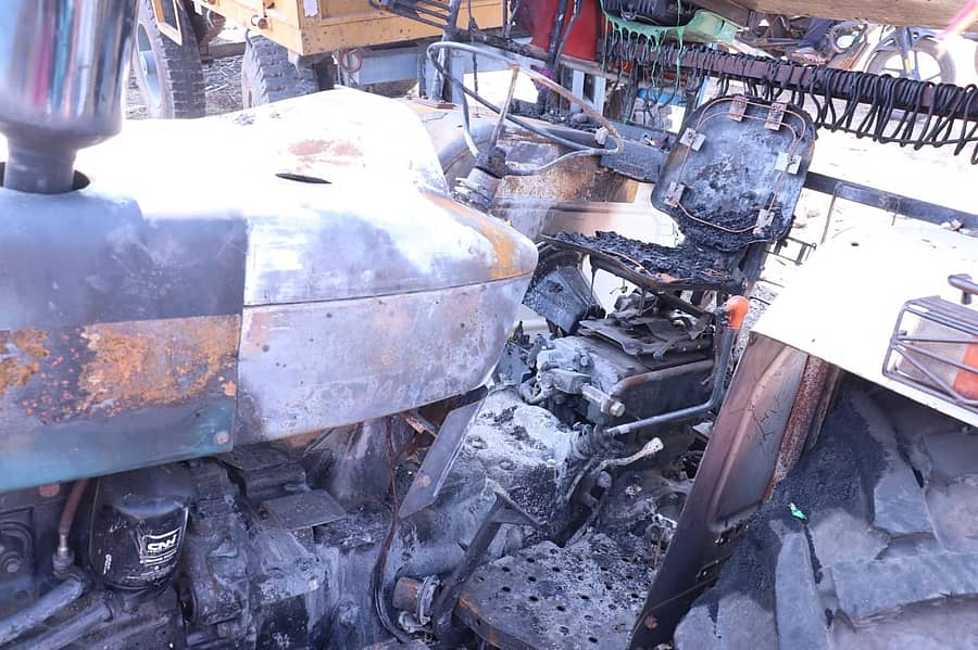 ಬಾಗಲಕೋಟೆ ಜಿಲ್ಲೆಯ ಸಮೀರವಾಡಿ ಗೋದಾವರಿ ಸಕ್ಕರೆ ಕಾರ್ಖಾನೆ ಆವರಣದಲ್ಲಿ ಬೆಂಕಿಗೆ ಆಹುತಿಯಾಗಿರುವ ಟ್ರ್ಯಾಕ್ಟರ್