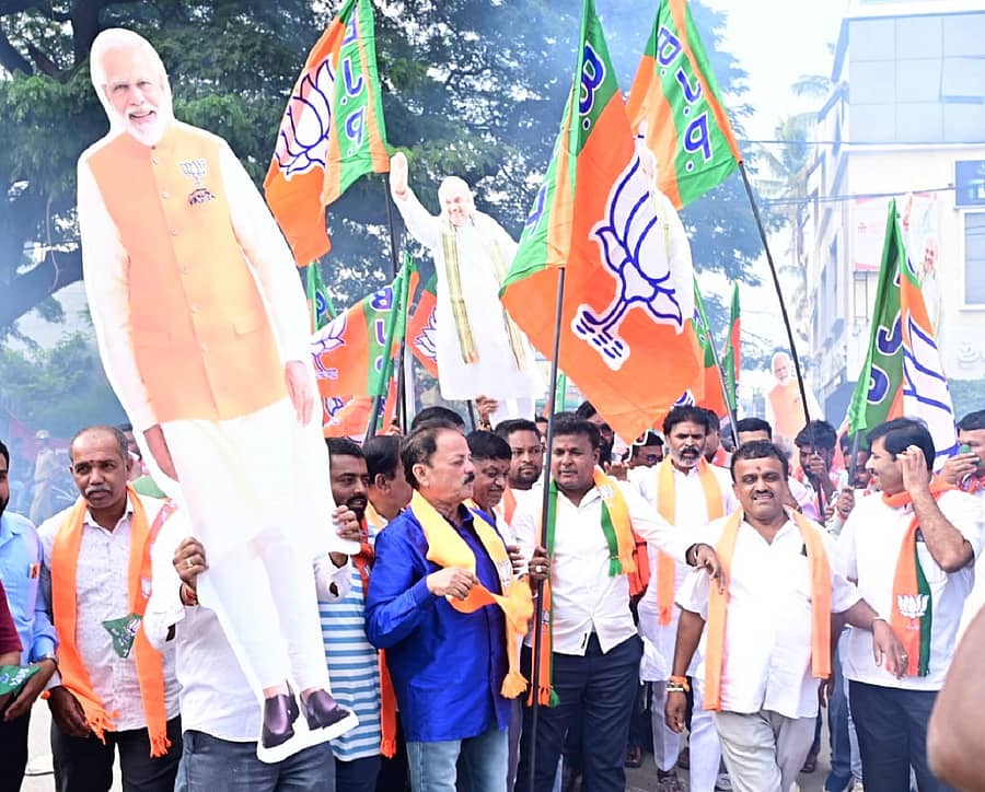 ಬಿಹಾರ ಚುನಾವಣೆಯಲ್ಲಿ ಎನ್ಡಿಎ ಗೆಲುವು ಸಾಧಿಸಿರುವುದಕ್ಕೆ ಕೋಲಾರದಲ್ಲಿ ಶುಕ್ರವಾರ ಬಿಜೆಪಿ ಮುಖಂಡರು, ಕಾರ್ಯಕರ್ತರು ಓಂಶಕ್ತಿ ಚಲಪತಿ ಹಾಗೂ ಎಸ್.ಮುನಿಸ್ವಾಮಿ ನೇತೃತ್ವದಲ್ಲಿ ವಿಜಯೋತ್ಸವ ಆಚರಿಸಿದರು