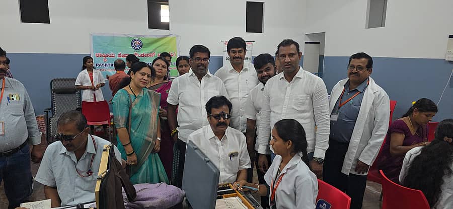 <div class="paragraphs"><p>ಆನೇಕಲ್ ತಾಲ್ಲೂಕಿನ ಮರಸೂರು ಗ್ರಾಮದಲ್ಲಿ ಕೆಪಿಸಿಸಿ ಪ್ರಚಾರ ಸಮಿತಿಯಿಂದ ಆಯೋಜಿಸಿದ್ದ ಆರೋಗ್ಯ ತಪಾಸಣಾ ಶಿಬಿರವನ್ನು ಶಾಸಕ ಬಿ.ಶಿವಣ್ಣ ಉದ್ಘಾಟಿಸಿದರು</p></div>