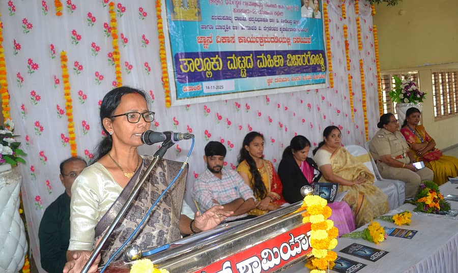 ಹುಣಸೂರು ನಗರದಲ್ಲಿ ಶ್ರೀ ಕ್ಷೇತ್ರ ಧರ್ಮಸ್ಥಳ ಗ್ರಾಮಾಭಿವೃದ್ಧಿ ಸಂಸ್ಥೆ ವತಿಯಿಂದ ಶುಕ್ರವಾರ ಹಮ್ಮಿಕೊಂಡಿದ್ದ ತಾಲ್ಲೂಕು ಮಟ್ಟದ ಮಹಿಳಾ ವಿಚಾರ ಗೋಷ್ಠಿಯಲ್ಲಿ ಧರ್ಮಸ್ಥಳ ಗ್ರಾಮಾಭಿವೃದ್ಧಿ ಸಂಸ್ಥೆ ಜಿಲ್ಲಾ ನಿರ್ದೇಶಕಿ ಮಮತರಾವ್‌ ಮಾತನಾಡಿದರು