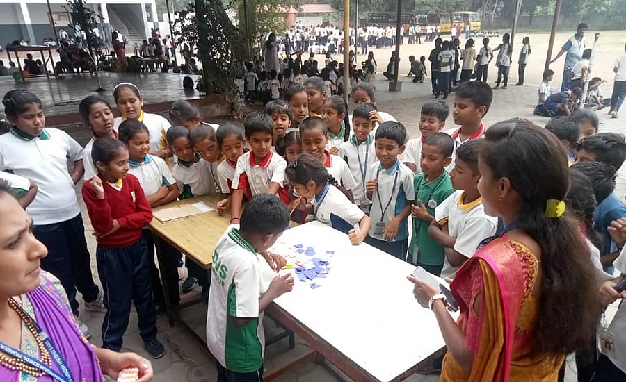 ಯಳಂದೂರು ಪಟ್ಟಣದ ಎಸ್ಡಿವಿಎಸ್ ಶಾಲೆಯಲ್ಲಿ ಮಕ್ಕಳ ದಿನದ ಹಿನ್ನಲೆಯಲ್ಲಿ ಶುಕ್ರವಾರ ಆಯೋಜಿಸಿದ್ದ ಕಾರ್ಯಕ್ರಮದಲ್ಲಿ ವಿದ್ಯಾರ್ಥಿಗಳು ಪೋಷಕರ ಜೊತೆ ವಿವಿಧ ಸ್ಪರ್ಧೆಗಳಲ್ಲಿ ಪಾಲ್ಗೊಂಡು ಸಂಭ್ರಮಿಸಿದರು.