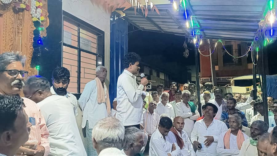 <div class="paragraphs"><p>ಎಂ.ಕೆ.ಹುಬ್ಬಳ್ಳಿ ಪಟ್ಟಣದಲ್ಲಿ ನಡೆದ ಸಭೆಯಲ್ಲಿ ಮಲಪ್ರಭಾ ಕಾರ್ಖಾನೆ ನಿರ್ದೇಶಕ ಫಕ್ಕೀರಪ್ಪ ಸಕ್ರೆಣ್ಣವರ ಮಾತನಾಡಿದರು</p></div>