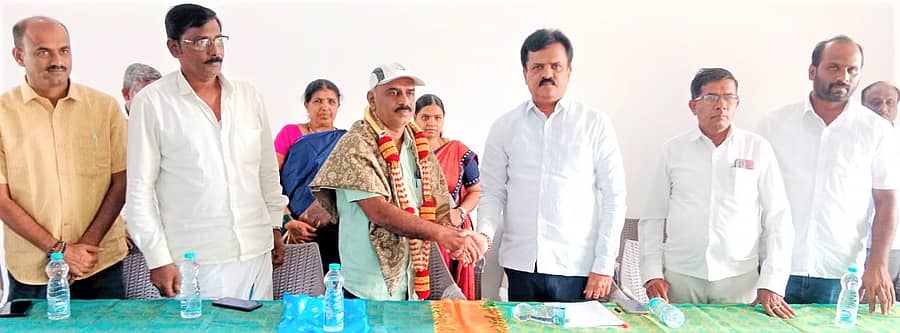 ಹಾದೀಕೆರೆ ಪ್ರಾಥಮಿಕ ಕೃಷಿ ಪತ್ತಿನ ಸಹಕಾರ ಸಂಘಕ್ಕೆ ನೂತನ ಅಧ್ಯಕ್ಷರಾಗಿ ಆಯ್ಕೆಯಾದ ಎಚ್.ಬಿ. ಚಂದ್ರಪ್ಪ ಅವರಿಗೆ ಡಿ.ಸಿ.ಸಿ. ಬ್ಯಾಂಕ್ ಅಧ್ಯಕ್ಷ ಡಿ.ಎಸ್. ಸುರೇಶ್ ಅಭಿನಂದನೆ ಸಲ್ಲಿಸಿದರು