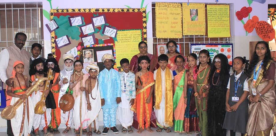 ದೊಡ್ಡಬಳ್ಳಾಪುರ ಬ್ಲೂಮ್ಸ್ ಟೆಕ್ನೋ ಶಾಲೆಯಲ್ಲಿ ಮಕ್ಕಳ ದಿನಾಚರಣೆ ಅಂಗವಾಗಿ ನಡೆದ ಬ್ಲೂಮ್ಸ್ ಭಾಷೋತ್ಸವದಲ್ಲಿ ಮಕ್ಕಳು ಕನ್ನಡ ನಾಡಿನ ಮಹನೀಯರ ವೇಷ ಧರಿಸಿ ಗಮನ ಸೆಳೆದರು