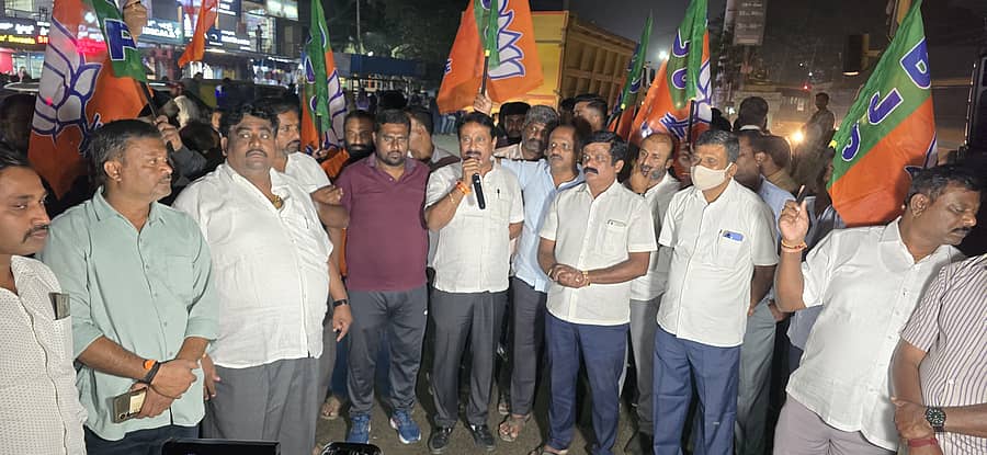 ಬಿಹಾರ ವಿಧಾನಸಭೆ ಚುನಾವಣೆಯಲ್ಲಿ ಬಿಜೆಪಿ ನೇತೃತ್ವದ ಎನ್ಡಿಎ ಕೂಟ ಜಯ ಸಾಧಿಸಿದ ಹಿನ್ನೆಲೆಯಲ್ಲಿ ಆನೇಕಲ್ ತಾಲ್ಲೂಕಿನ ಚಂದಾಪುರದಲ್ಲಿ ಬಿಜೆಪಿ ಕಾರ್ಯಕರ್ತರು ವಿಜಯೋತ್ಸವ ಆಚರಿಸಿದರು