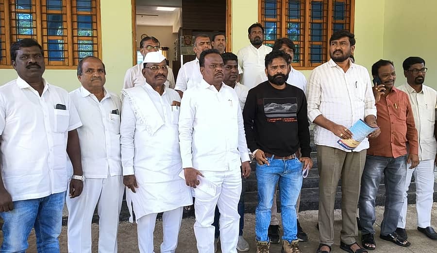 ಕಲಬುರಗಿಯ ಐವಾನ್–ಎ–ಶಾಹಿ ಅತಿಥಿ ಗೃಹದಲ್ಲಿ ಶುಕ್ರವಾರ ಸಭೆ ಸೇರಿ ಚರ್ಚಿಸಿದ ಬಳಿಕ ವಿವಿಧ ದಲಿತ ಪರ ಸಂಘಟನೆಗಳ ಮುಖಂಡರು ಒಗ್ಗಟ್ಟು ಪ್ರದರ್ಶಿಸಿದರು