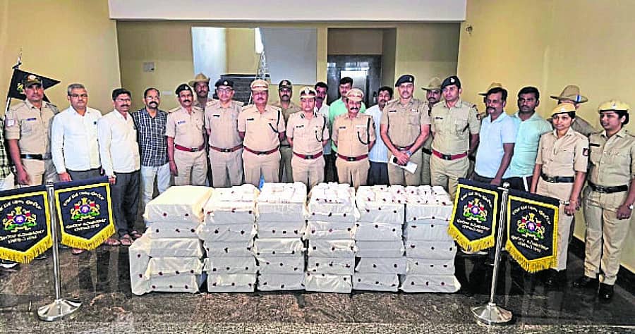 <div class="paragraphs"><p>ಬೆಳಗಾವಿಯಲ್ಲಿ ನಕಲಿ ಕಾಲ್‌ ಸೆಂಟರ್ ತೆರೆದು ಅಮೆರಿಕದ ನಾಗರಿಕರನ್ನು ವಂಚಿಸುತ್ತಿದ್ದ ಜಾಲವನ್ನು ಭೇದಿಸಿದ ನಗರ ಪೊಲೀಸ್‌ ಅಧಿಕಾರಿಗಳು, ಲ್ಯಾಪ್‌ಟಾಪ್ ಹಾಗೂ ಮೊಬೈಲ್‌ಗಳನ್ನು ವಶಕ್ಕೆ ಪಡೆದರು </p></div>