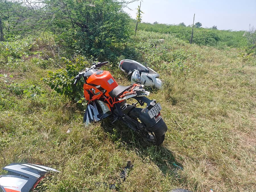 ಲಿಂಗಸುಗೂರು ಪಟ್ಟಣದ ರಾಯಚೂರು ರಸ್ತೆಯಲ್ಲಿ ಅಪಘಾತದಲ್ಲಿ ಚೆಲ್ಲಾಪಿಲ್ಲಿಯಾಗಿ ಬಿದ್ದಿರುವ ಸ್ಕೂಟಿ, ಬೈಕ್