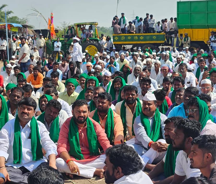 <div class="paragraphs"><p>ಸಿಂದಗಿ ತಾಲ್ಲೂಕಿನ ಯರಗಲ್ ಕೆ.ಡಿ ಬಳಿ ರಾಷ್ಟ್ರೀಯ ಹೆದ್ದಾರಿಯಲ್ಲಿ ಶುಕ್ರವಾರ ಕಬ್ಬು ಬೆಳೆಗಾರರು ಪ್ರತಿ ಟನ್ ಕಬ್ಬಿಗೆ ₹3,160 ದರ ನಿಗದಿಪಡಿಸಬೇಕೆಂದು ಆಗ್ರಹಿಸಿ ಹೆದ್ದಾರಿ ತಡೆದು ಪ್ರತಿಭಟನೆ ನಡೆಸಿದರು</p></div>