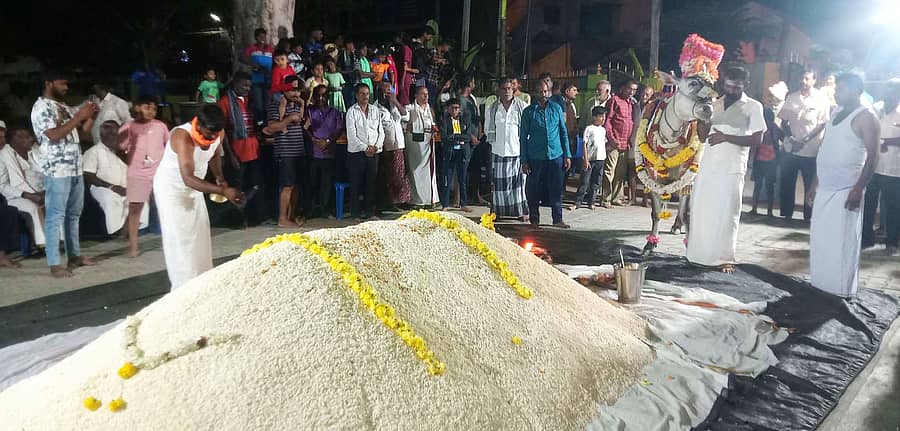 ಮಂಡ್ಯ ನಗರದಲ್ಲಿರುವ ಹೊಸಹಳ್ಳಿ ರಾಮನಹಳ್ಳಿ ವೃತ್ತದಲ್ಲಿರುವ ಬಿಸಿಲು ಮಾರಮ್ಮ ದೇವಾಲಯ ಆವರಣದಲ್ಲಿ ಕಡ್ಲೆಪುರಿ ಪರಿಷೆ ನಡೆಯಿತು