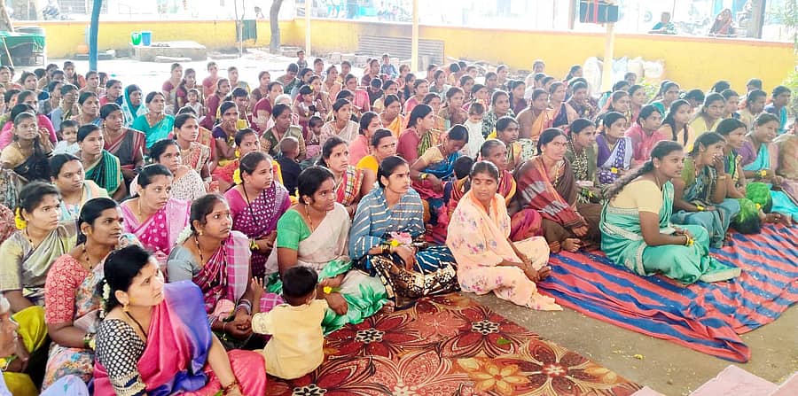 ಮರಿಯಮ್ಮನಹಳ್ಳಿ ಸಮೀಪದ 114– ಡಣಾಪುರ ಗ್ರಾಮದಲ್ಲಿ ಕಲಬುರಗಿ ಶರಣಬಸವೇಶ್ವರರ 25ನೇ ವರ್ಷದ ಪುರಾಣದ ಅಂಗವಾಗಿ ಶುಕ್ರವಾರ 151 ಮಹಿಳೆಯರಿಗೆ ಉಡಿ ತುಂಬಲಾಯಿತು