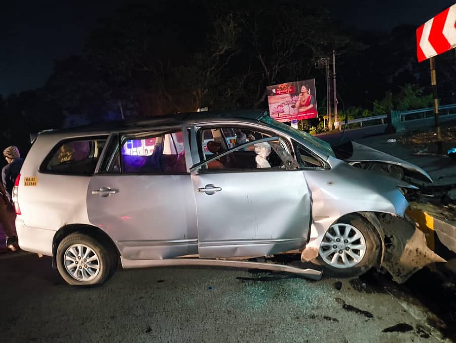 ಬಂಟ್ವಾಳ ತಾಲ್ಲೂಕಿನ ಬಿ.ಸಿ.ರೋಡ್ನ ನಾರಾಯಣ ಗುರು ವೃತ್ತಕ್ಕೆ ಇನ್ನೊವಾ ಕಾರು ಶನಿವಾರ ಡಿಕ್ಕಿ ಹೊಡೆದಿರುವುದು