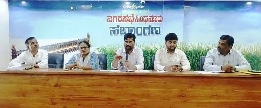 ಸಿಂಧನೂರಿನ ನಗರಸಭೆಯ ಸಭಾಂಗಣದಲ್ಲಿ ತಾಲ್ಲೂಕು ಮಟ್ಟದ ಟಾಸ್ಕ್ ಫೋರ್ಸ್ ಸಮಿತಿಯಿಂದ ಎಸ್ಎಸ್ಎಲ್ಸಿ ಫಲಿತಾಂಶ ಸುಧಾರಣೆಯ ಕುರಿತು ತಾಲ್ಲೂಕಿನ ಸರ್ಕಾರಿ, ಅನುದಾನಿತ ಮತ್ತು ಅನುದಾನರಹಿತ ಶಾಲೆಗಳ ಮುಖ್ಯಶಿಕ್ಷಕರೊಂದಿಗೆ ಶನಿವಾರ ಹಮ್ಮಿಕೊಂಡಿದ್ದ ಸಭೆಯಲ್ಲಿ ಲಿಂಗಸಗೂರು ಉಪ ವಿಭಾಗದ ಸಹಾಯಕ ಆಯುಕ್ತ ಬಸವಣ್ಣೆಪ್ಪ ಕಲಶೆಟ್ಟಿ ಮಾತನಾಡಿದರು