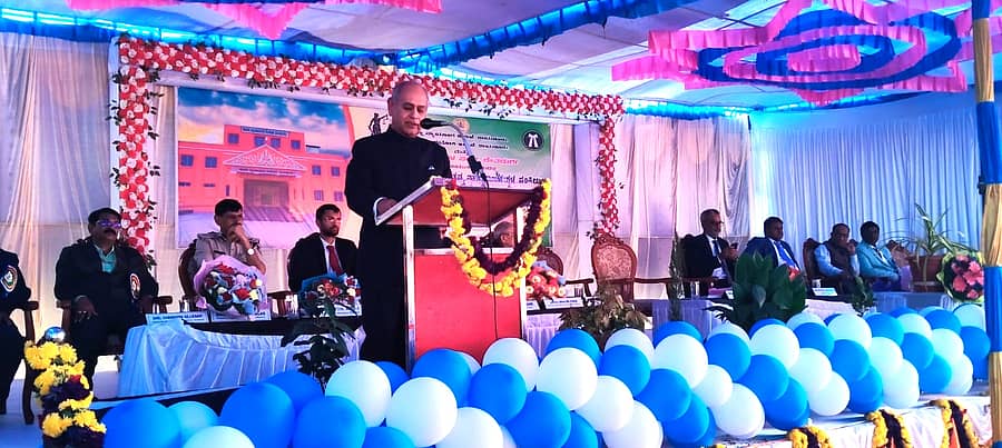 ದೇವದುರ್ಗ ಪಟ್ಟಣದ ನೂತನ ನ್ಯಾಯಲಯ ಸಂಕೀರ್ಣ ಹೈಕೋರ್ಟ್ ಮುಖ್ಯ ನ್ಯಾಯಮೂರ್ತಿ ವಿಭು ಬಖ್ರು ಉದ್ಘಾಟಿಸಿ ಮಾತನಾಡಿದರು.