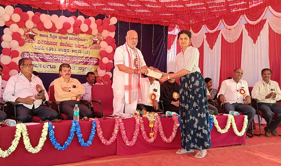 ಶಿರಸಿಯ ಬನವಾಸಿಯಲ್ಲಿ ನಡೆದ ಸರ್ಕಾರಿ ಕಾಲೇಜ್ ಕಾರ್ಯಕ್ರಮದಲ್ಲಿ ದ್ವೀತಿಯ ಪಿಯುಸಿ ಪರೀಕ್ಷೆಯಲ್ಲಿ ಉತ್ತಮ ಅಂಕ ಗಳಿಸಿದ ವಿದ್ಯಾರ್ಥಿಗಳನ್ನು ಶಿವರಾಮ ಹೆಬ್ಬಾರ ಗೌರವಿಸಿದರು