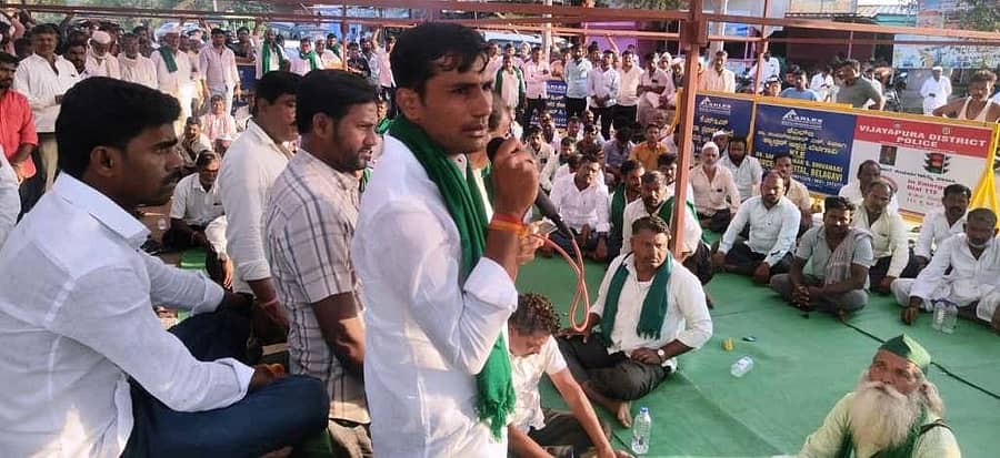 ಇಂಡಿ ತಾಲ್ಲೂಕಿನ ನಾದ ಗ್ರಾಮದಲ್ಲಿ ಶನಿವಾರ ರಸ್ತೆ ತಡೆ ಮಾಡಿ ಪ್ರತಿಭಟನೆಯ ಸಭೆಯಲ್ಲಿ ಬಾಳು ಮುಳಜಿ ಮಾತನಾಡಿದರು.