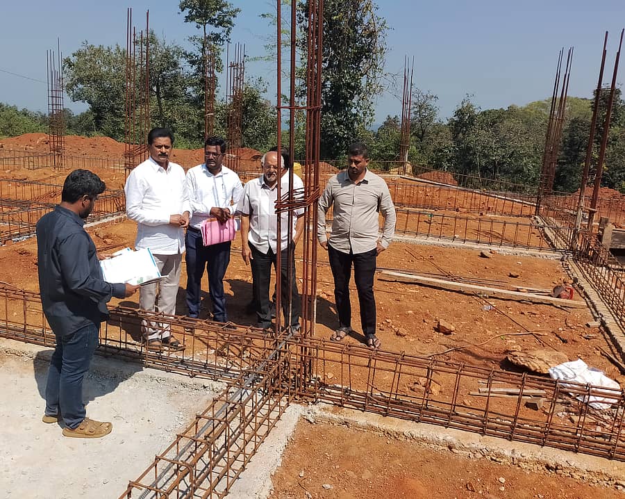 ಶಿರಸಿ ತಾಲ್ಲೂಕಿನ ಇಸಳೂರಿನಲ್ಲಿ ನಿರ್ಮಾಣವಾಗುತ್ತಿರುವ ವಿಜ್ಞಾನ ಕೇಂದ್ರ ಕಟ್ಟಡ ಕಾಮಗಾರಿಯನ್ನು ಶಾಸಕ ಬೀಮಣ್ಣ ನಾಯ್ಕ ವೀಕ್ಷಿಸಿದರು