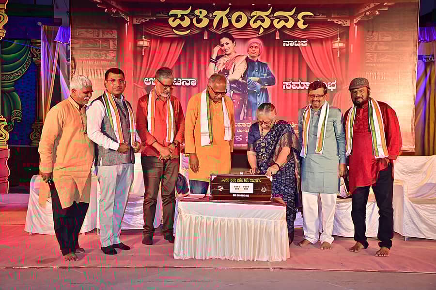 ದಾವಣಗೆರೆಯ ದೃಶ್ಯಕಲಾ ಮಹಾವಿದ್ಯಾಲಯದ ಬಯಲು ರಂಗಮಂದಿರದಲ್ಲಿ ವೃತ್ತಿ ರಂಗಭೂಮಿ ರಂಗಾಯಣ ಆಯೋಜಿಸಿದ್ದ ‘ಪ್ರತಿಗಂಧರ್ವ’ ನಾಟಕ ಪ್ರದರ್ಶನವನ್ನು ರಂಗಭೂಮಿ ಕಲಾವಿದೆ ಬಿ.ಜಯಶ್ರೀ ಹಾರ್ಮೋನಿಯಂ ನುಡಿಸುವ ಮೂಲಕ ಉದ್ಘಾಟಿಸಿದರು