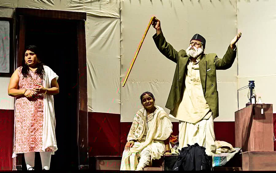 ಕಲಬುರಗಿಯ ಎಸ್.ಎಂ. ಪಂಡಿತ ರಂಗಮಂದಿರದಲ್ಲಿ ರಂಗಾಯಣದ ರೆಪರ್ಟರಿ ಕಲಾವಿದರು ಪ್ರದರ್ಶಿಸಿದ ‘ಕಾಲಚಕ್ರ’ ನಾಟಕದ ದೃಶ್ಯ ಪ್ರಜಾವಾಣಿ ಚಿತ್ರ: ತಾಜುದ್ದೀನ್ ಆಜಾದ್