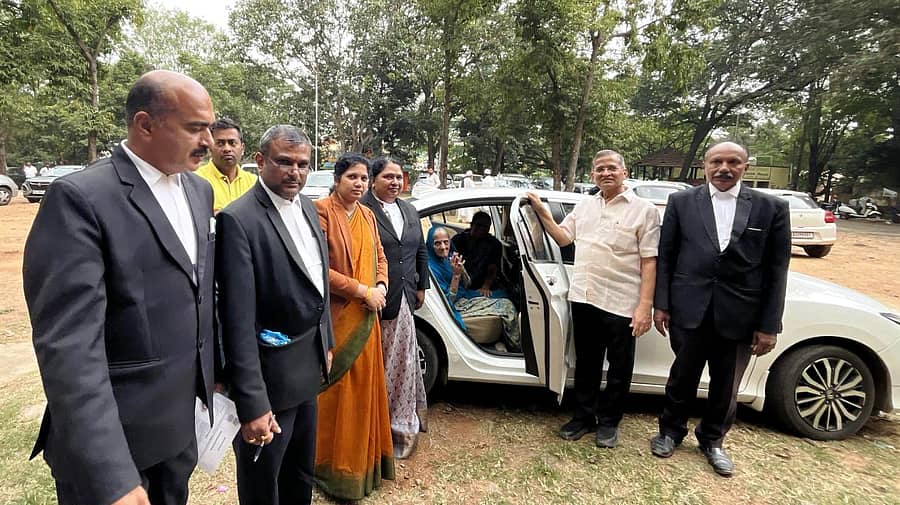 ರಾಮನಗರದ ನ್ಯಾಯಾಲಯದಲ್ಲಿ ನಡೆದ ಲೋಕ ಅದಾಲತ್ನಲ್ಲಿ ವೃದ್ಧೆಯ ಆಸ್ತಿ ಪ್ರಕರಣಕ್ಕೆ ಸಂಬಂಧಿಸಿದಂತೆ ನ್ಯಾಯಾಧೀಶರೇ ಸ್ವತಃ ವೃದ್ಧೆ ಬಳಿಗೆ ತೆರಳಿ ವಿಚಾರಣೆ ನಡೆಸಿ ಪ್ರಕರಣವನ್ನು ಸುಖಾಂತ್ಯಗೊಳಿಸಿದರು