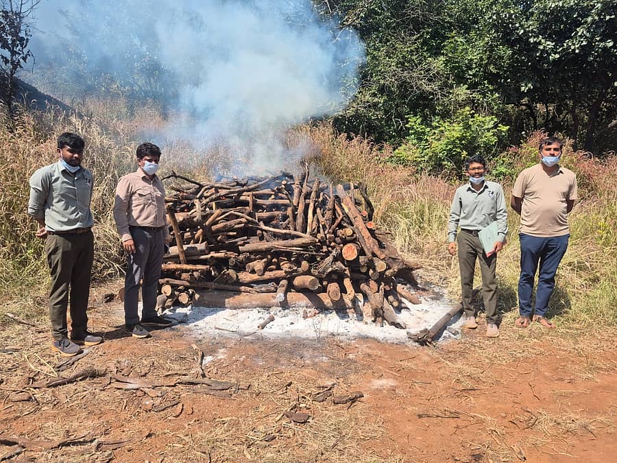 ಬೆಳಗಾವಿ ತಾಲ್ಲೂಕಿನ ಭೂತರಾಮನಹಟ್ಟಿಯ ರಾಣಿ ಚನ್ನಮ್ಮ ಕಿರು ಮೃಗಾಲಯದಲ್ಲಿ ಮೃತಪಟ್ಟ ಕೃಷ್ಣಮೃಗಗಳ ಅಂತ್ಯಕ್ರಿಯೆ ಮಾಡಲಾಯಿತು