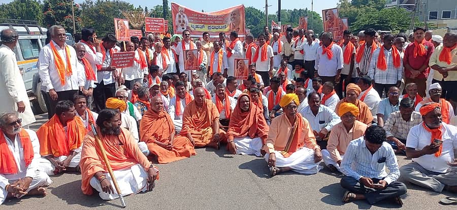 ಕನೇರಿ ಶ್ರೀಗಳಿಗೆ ನಿರ್ಬಂಧ ವಿಧಿಸಿರುವುದನ್ನು ಖಂಡಿಸಿ ವಿವಿಧ ಮಠಾಧೀಶರು ಹಾಗೂ ಬಿಜೆಪಿ ಮುಖಂಡರು ನಗರದ ಚನ್ನಮ್ಮ ವೃತ್ತದಿಂದ ಜಿಲ್ಲಾಧಿಕಾರಿ ಕಚೇರಿವರೆಗೆ ಪಾದಯಾತ್ರೆ ನಡೆಸಿ, ಜಿಲ್ಲಾಧಿಕಾರಿ ಮೂಲಕ ರಾಜ್ಯಪಾಲರಿಗೆ ಮನವಿ ಸಲ್ಲಿಸಿದರು.