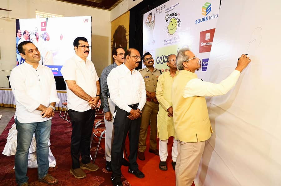 ಕುಂದಾಪುರದ ಬೋರ್ಡ್ ಹೈಸ್ಕೂಲಿನ ಕಲಾಮಂದಿರದಲ್ಲಿ ಶನಿವಾರ ನಡೆದ ‘ಖಾಕಿ ಕಾರ್ಟೂನ್ ಹಬ್ಬ’ ವನ್ನು ಡಿಜಿಪಿ ಬಿ.ದಯಾನಂದ್ ಕಾರ್ಟೂನ್ ಬಿಡಿಸುವ ಮೂಲಕ ಉದ್ಘಾಟಿಸಿದರು. ಎಸ್ಪಿ ಹರಿರಾಂ ಶಂಕರ್, ಜಿ.ಎ.ಬಾವಾ, ವಿನಯ್ ಗಾಂವ್ಕರ್, ಸತೀಶ್ ಆಚಾರ್ಯ ಭಾಗವಹಿಸಿದ್ದರು