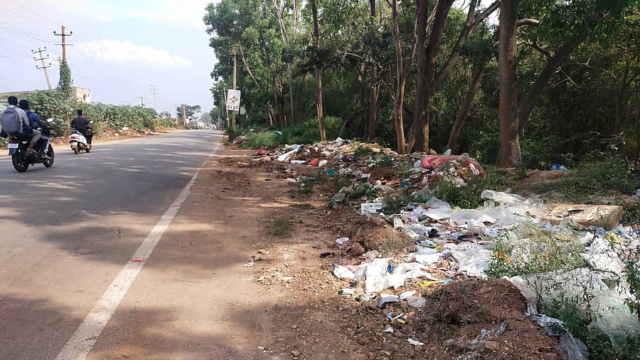 ವಿಜಯಪುರ ಪಟ್ಟಣದ ಹೊರವಲಯದ ಚನ್ನರಾಯಪಟ್ಟಣ ಬೈಪಾಸ್ ರಸ್ತೆಯ ಇಕ್ಕೆಲಗಳಲ್ಲಿ ಅನಪಯುಕ್ತ ವಸ್ತುಗಳು, ಪ್ಲಾಸ್ಟಿಕ್ ತ್ಯಾಜ್ಯ ಸುರಿದಿರುವುದು.